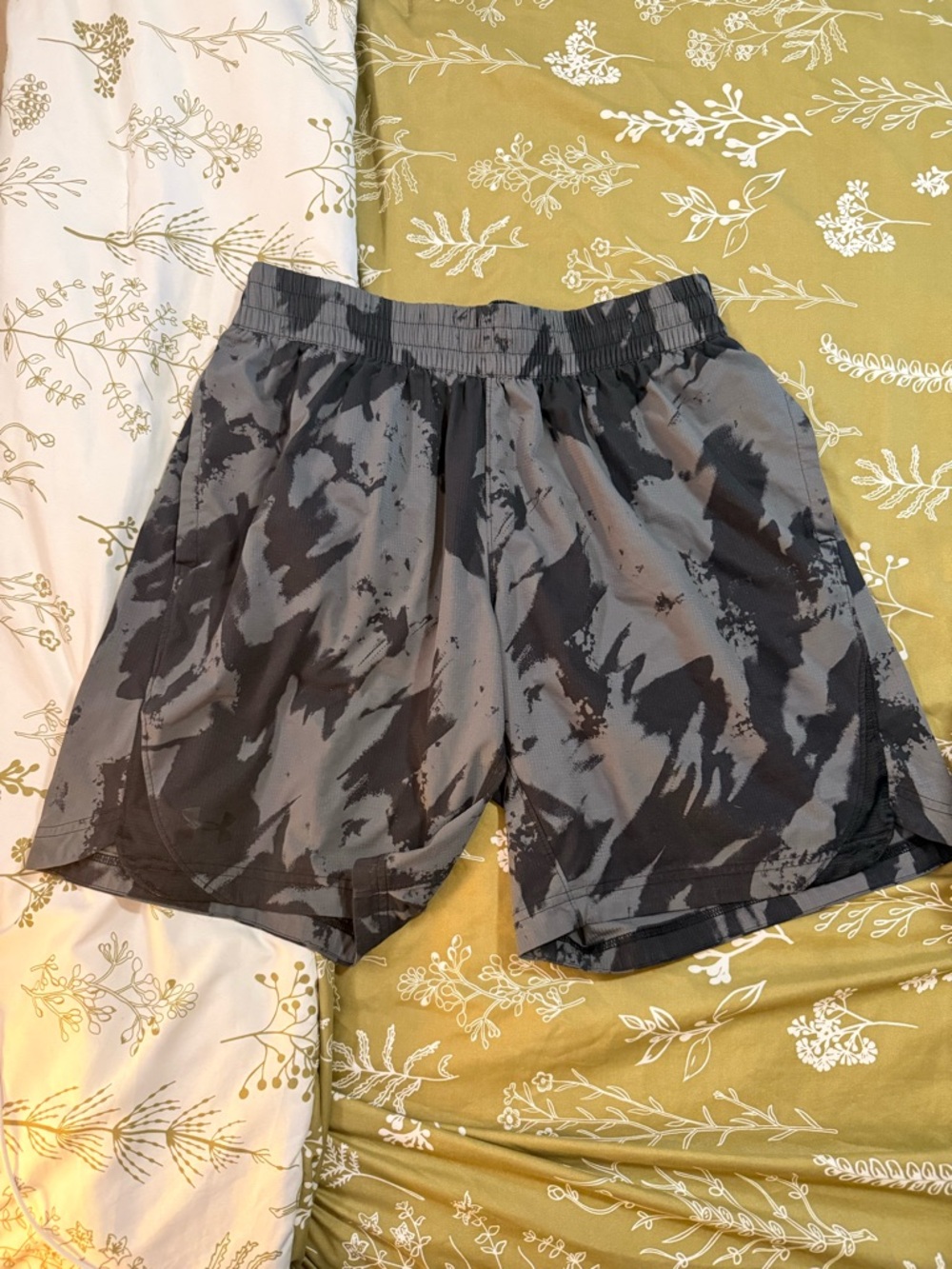 Under Armour Men's Gray & Black Camo Athletic Shorts
